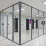 Стеклянная противопожарная перегородка с дверью / серия FRM5301